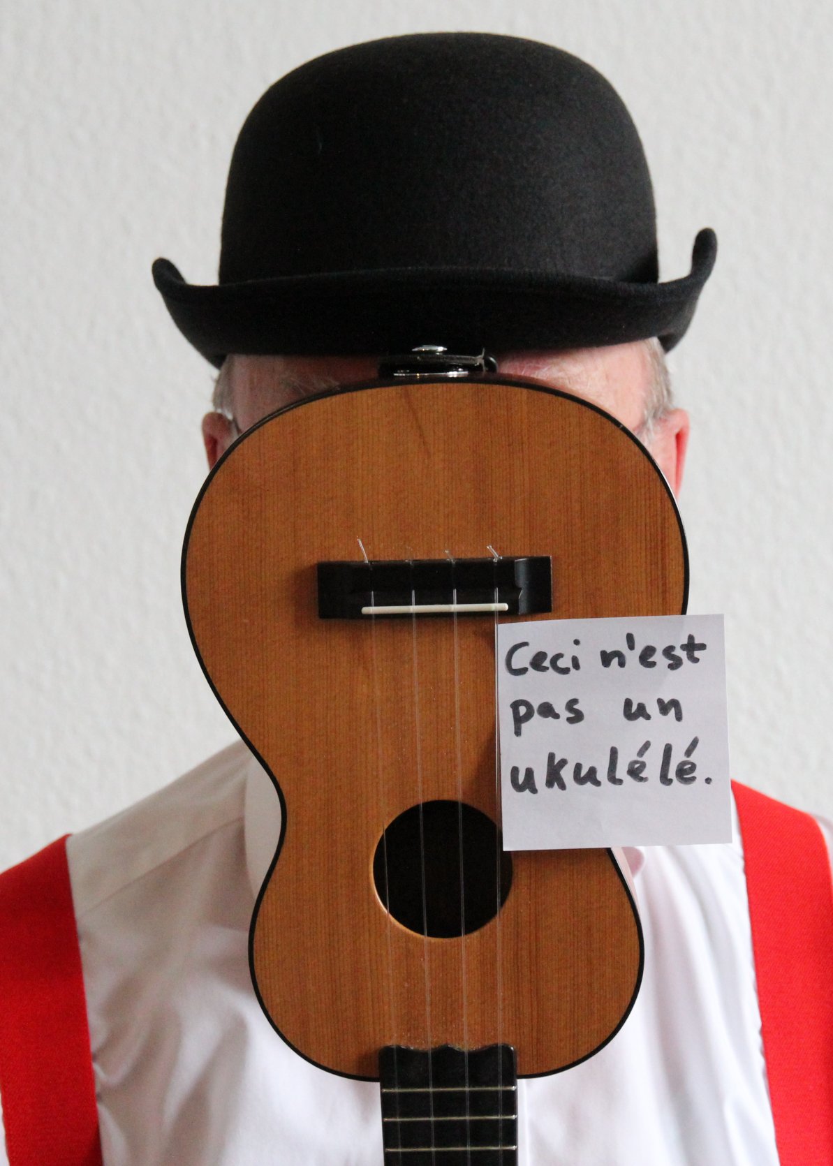 Ceci n'est pas un úkúlele.